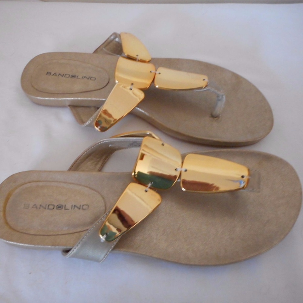 Bandolino Gold accent Flip Flop Sandal 6 M